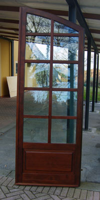 fine del restauro di una porta in legno a pisa 